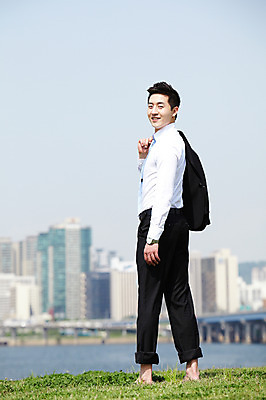 포토 JPG 주간 전신 직업 라이프스타일 남자 맨라이프 비즈니스 맨발 휴식 한명 서기 미소 웃음 사람 동양인 정장 빌딩 잔디 20대 성인 야외 뒷모습 아웃포커스 비즈니스라이프 한국인 직장인 비즈니스맨 뒤돌아보기 한강 상쾌 남자만 남자한명만 성인남자만 청년만 청년남자만 청년남자한명만 성인한명만 성인남자한명만 성인만 국내포토 자연요소 식물 1 옷 감정 뷰포인트 컨셉 모션 발 서울 촬영기법 표정 인종 청년 건물 생활 랜드마크 파일형식