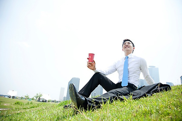 포토 JPG 주간 전신 직업 라이프스타일 응시 공원 남자 커피 음료 맨라이프 비즈니스 티타임 휴식 한명 미소 웃음 들기 사람 앉기 동양인 정장 빌딩 잔디 20대 성인 야외 옆모습 비즈니스라이프 한국인 직장인 비즈니스맨 차 한강 상쾌 남자만 남자한명만 성인남자만 청년만 청년남자만 청년남자한명만 성인한명만 성인남자한명만 성인만 국내포토 자연요소 식물 1 시선 옷 공공시설 감정 뷰포인트 컨셉 모션 서울 표정 인종 청년 건물 생활 랜드마크 파일형식