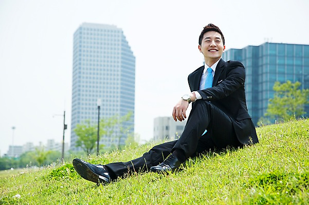포토 JPG 주간 전신 직업 라이프스타일 응시 공원 남자 맨라이프 비즈니스 휴식 한명 미소 웃음 사람 앉기 동양인 정장 빌딩 잔디 20대 성인 야외 옆모습 아웃포커스 비즈니스라이프 한국인 직장인 비즈니스맨 한강 상쾌 남자만 남자한명만 성인남자만 청년만 청년남자만 청년남자한명만 성인한명만 성인남자한명만 성인만 국내포토 자연요소 식물 1 시선 옷 공공시설 감정 뷰포인트 컨셉 모션 서울 촬영기법 표정 인종 청년 건물 생활 랜드마크 파일형식