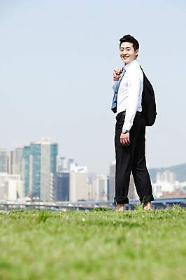 포토 JPG 주간 전신 직업 라이프스타일 남자 맨라이프 비즈니스 맨발 휴식 한명 서기 미소 웃음 사람 동양인 정장 빌딩 잔디 20대 성인 야외 뒷모습 아웃포커스 비즈니스라이프 한국인 직장인 비즈니스맨 뒤돌아보기 한강 상쾌 남자만 남자한명만 성인남자만 청년만 청년남자만 청년남자한명만 성인한명만 성인남자한명만 성인만 국내포토 자연요소 식물 1 옷 감정 뷰포인트 컨셉 모션 발 서울 촬영기법 표정 인종 청년 건물 생활 랜드마크 파일형식