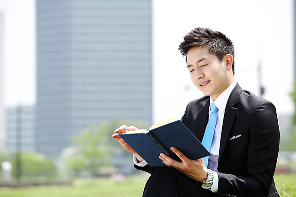 포토 JPG 주간 직업 라이프스타일 응시 공원 남자 맨라이프 비즈니스 휴식 한명 미소 웃음 들기 사람 동양인 빌딩 잔디 상반신 20대 성인 야외 옆모습 아웃포커스 책 비즈니스라이프 독서 한국인 직장인 비즈니스맨 상쾌 남자만 남자한명만 성인남자만 청년만 청년남자만 청년남자한명만 성인한명만 성인남자한명만 성인만 국내포토 자연요소 식물 1 시선 공공시설 감정 뷰포인트 컨셉 모션 촬영기법 표정 인종 청년 건물 생활 파일형식