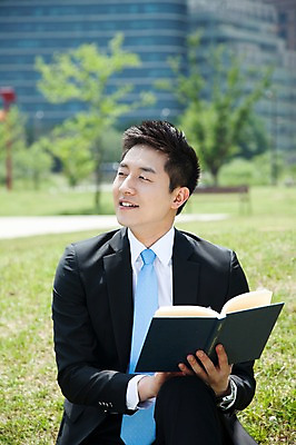 포토 JPG 주간 직업 라이프스타일 응시 공원 남자 맨라이프 비즈니스 휴식 한명 미소 웃음 들기 사람 앉기 동양인 빌딩 잔디 20대 성인 야외 앞모습 아웃포커스 책 비즈니스라이프 독서 한국인 직장인 비즈니스맨 상쾌 남자만 남자한명만 성인남자만 청년만 청년남자만 청년남자한명만 성인한명만 성인남자한명만 성인만 국내포토 자연요소 식물 1 시선 공공시설 감정 뷰포인트 컨셉 모션 촬영기법 표정 인종 청년 건물 생활 파일형식