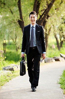 포토 JPG 주간 전신 나무 식물 직업 라이프스타일 남자 맨라이프 서류가방 가방 비즈니스 휴식 한명 미소 웃음 들기 사람 동양인 정장 20대 성인 야외 앞모습 아웃포커스 비즈니스라이프 걷기 산책 산책로 한국인 직장인 비즈니스맨 상쾌 남자만 남자한명만 성인남자만 청년만 청년남자만 청년남자한명만 성인한명만 성인남자한명만 성인만 국내포토 자연요소 1 잡화 옷 감정 길 뷰포인트 컨셉 모션 촬영기법 표정 인종 청년 생활 파일형식