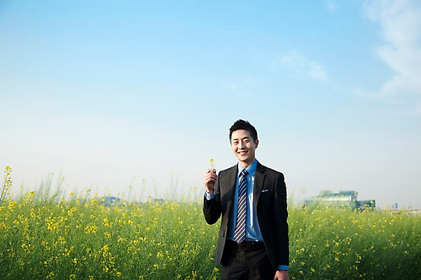 포토 JPG 주간 식물 구름 직업 라이프스타일 남자 꽃 맨라이프 꽃밭 비즈니스 하늘 휴식 한명 서기 미소 웃음 사람 동양인 정장 상반신 20대 성인 야외 앞모습 비즈니스라이프 산책 한국인 직장인 비즈니스맨 유채 상쾌 남자만 남자한명만 성인남자만 청년만 청년남자만 청년남자한명만 성인한명만 성인남자한명만 성인만 국내포토 자연요소 1 옷 감정 뷰포인트 컨셉 모션 표정 인종 청년 생활 파일형식
