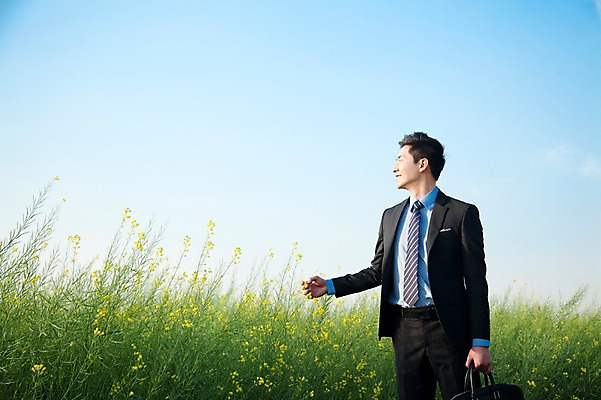 포토 JPG 주간 식물 직업 라이프스타일 응시 남자 꽃 맨라이프 꽃밭 서류가방 가방 비즈니스 하늘 휴식 한명 서기 미소 웃음 들기 사람 동양인 정장 초원 20대 성인 야외 비즈니스라이프 산책 한국인 직장인 비즈니스맨 유채 상쾌 남자만 남자한명만 성인남자만 청년만 청년남자만 청년남자한명만 성인한명만 성인남자한명만 성인만 국내포토 자연요소 1 시선 잡화 옷 감정 컨셉 모션 표정 인종 청년 생활 파일형식