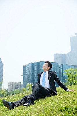 포토 JPG 주간 전신 직업 라이프스타일 응시 공원 남자 맨라이프 비즈니스 휴식 한명 사람 앉기 동양인 정장 빌딩 잔디 20대 성인 야외 옆모습 비즈니스라이프 한국인 직장인 비즈니스맨 한강 상쾌 남자만 남자한명만 성인남자만 청년만 청년남자만 청년남자한명만 성인한명만 성인남자한명만 성인만 국내포토 자연요소 식물 1 시선 옷 공공시설 감정 뷰포인트 컨셉 모션 서울 인종 청년 건물 생활 랜드마크 파일형식