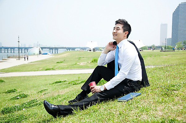 포토 JPG 주간 전신 라이프스타일 응시 공원 남자 커피 음료 맨라이프 비즈니스 티타임 휴식 한명 미소 웃음 들기 사람 앉기 정장 빌딩 잔디 20대 성인 야외 옆모습 책 비즈니스라이프 한국인 직장인 비즈니스맨 차 한강 상쾌 가교 청년남자한명만 국내포토 자연요소 식물 직업 1 건축물 시선 옷 공공시설 감정 뷰포인트 컨셉 모션 서울 표정 동양인 청년 건물 생활 랜드마크 남자한명만 청년남자만 파일형식
