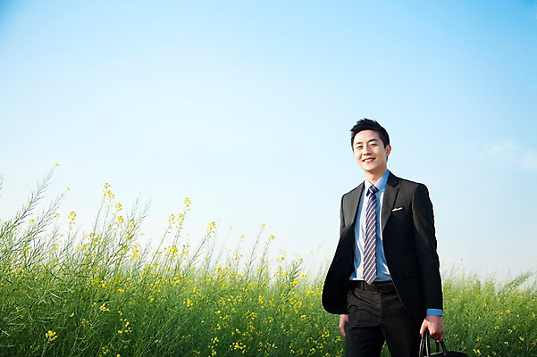 포토 JPG 주간 식물 직업 라이프스타일 남자 꽃 맨라이프 꽃밭 서류가방 가방 비즈니스 하늘 휴식 한명 서기 미소 웃음 들기 사람 동양인 정장 초원 20대 성인 야외 비즈니스라이프 산책 한국인 직장인 비즈니스맨 유채 상쾌 남자만 남자한명만 성인남자만 청년만 청년남자만 청년남자한명만 성인한명만 성인남자한명만 성인만 국내포토 자연요소 1 잡화 옷 감정 컨셉 모션 표정 인종 청년 생활 파일형식