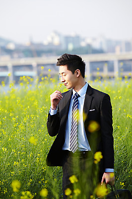 포토 JPG 주간 식물 직업 라이프스타일 남자 꽃 맨라이프 꽃밭 비즈니스 휴식 한명 서기 사람 동양인 정장 초원 20대 성인 야외 아웃포커스 비즈니스라이프 산책 한국인 직장인 비즈니스맨 유채 상쾌 향기 냄새 남자만 남자한명만 성인남자만 청년만 청년남자만 청년남자한명만 성인한명만 성인남자한명만 성인만 국내포토 자연요소 1 옷 감정 컨셉 모션 촬영기법 인종 청년 생활 파일형식