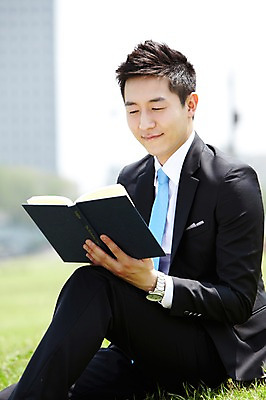 포토 JPG 주간 직업 라이프스타일 응시 공원 남자 맨라이프 비즈니스 휴식 한명 들기 사람 앉기 동양인 잔디 20대 성인 야외 옆모습 아웃포커스 책 비즈니스라이프 독서 한국인 직장인 비즈니스맨 상쾌 남자만 남자한명만 성인남자만 청년만 청년남자만 청년남자한명만 성인한명만 성인남자한명만 성인만 국내포토 자연요소 식물 1 시선 공공시설 감정 뷰포인트 컨셉 모션 촬영기법 인종 청년 생활 파일형식