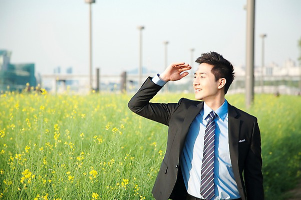 포토 JPG 주간 식물 직업 라이프스타일 응시 남자 꽃 맨라이프 꽃밭 비즈니스 휴식 한명 미소 웃음 사람 동양인 정장 상반신 20대 성인 야외 아웃포커스 비즈니스라이프 산책 한국인 직장인 비즈니스맨 유채 상쾌 남자만 남자한명만 성인남자만 청년만 청년남자만 청년남자한명만 성인한명만 성인남자한명만 성인만 국내포토 자연요소 1 시선 옷 감정 컨셉 촬영기법 표정 인종 청년 생활 파일형식