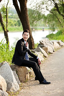 포토 JPG 주간 전신 나무 식물 직업 라이프스타일 응시 남자 맨라이프 비즈니스 휴식 한명 미소 웃음 사람 앉기 동양인 정장 20대 성인 야외 옆모습 아웃포커스 비즈니스라이프 산책 산책로 한국인 직장인 비즈니스맨 한강 상쾌 남자만 남자한명만 성인남자만 청년만 청년남자만 청년남자한명만 성인한명만 성인남자한명만 성인만 국내포토 자연요소 1 시선 옷 감정 길 뷰포인트 컨셉 모션 서울 촬영기법 표정 인종 청년 생활 랜드마크 파일형식