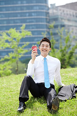 포토 JPG 주간 전신 직업 라이프스타일 남자 커피 음료 맨라이프 비즈니스 티타임 휴식 한명 미소 웃음 들기 사람 앉기 동양인 정장 빌딩 잔디 20대 성인 야외 앞모습 아웃포커스 비즈니스라이프 한국인 직장인 비즈니스맨 차 상쾌 남자만 남자한명만 성인남자만 청년만 청년남자만 청년남자한명만 성인한명만 성인남자한명만 성인만 국내포토 자연요소 식물 1 옷 감정 뷰포인트 컨셉 모션 촬영기법 표정 인종 청년 건물 생활 파일형식