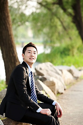 포토 JPG 주간 나무 식물 직업 라이프스타일 응시 남자 맨라이프 비즈니스 휴식 한명 미소 웃음 사람 앉기 동양인 정장 20대 성인 야외 옆모습 아웃포커스 비즈니스라이프 산책 산책로 한국인 직장인 비즈니스맨 한강 상쾌 남자만 남자한명만 성인남자만 청년만 청년남자만 청년남자한명만 성인한명만 성인남자한명만 성인만 국내포토 자연요소 1 시선 옷 감정 길 뷰포인트 컨셉 모션 서울 촬영기법 표정 인종 청년 생활 랜드마크 파일형식