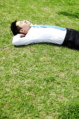 포토 JPG 주간 직업 라이프스타일 남자 맨라이프 비즈니스 휴식 한명 사람 동양인 정장 잔디 상반신 20대 성인 야외 옆모습 비즈니스라이프 눕기 눈감음 한국인 잠 직장인 비즈니스맨 상쾌 낮잠 팔베개 남자만 남자한명만 성인남자만 청년만 청년남자만 청년남자한명만 성인한명만 성인남자한명만 성인만 국내포토 자연요소 식물 1 옷 감정 뷰포인트 컨셉 모션 인종 청년 생활 파일형식