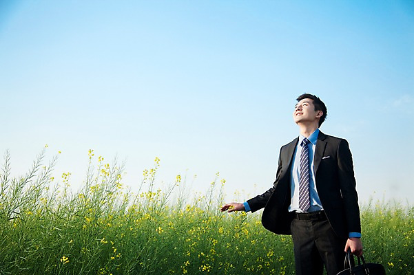 포토 JPG 주간 식물 직업 라이프스타일 응시 남자 꽃 맨라이프 꽃밭 서류가방 가방 비즈니스 하늘 휴식 한명 서기 미소 웃음 들기 사람 동양인 정장 초원 20대 성인 야외 비즈니스라이프 산책 한국인 직장인 비즈니스맨 유채 상쾌 남자만 남자한명만 성인남자만 청년만 청년남자만 청년남자한명만 성인한명만 성인남자한명만 성인만 국내포토 자연요소 1 시선 잡화 옷 감정 컨셉 모션 표정 인종 청년 생활 파일형식