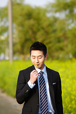 포토 JPG 주간 식물 직업 라이프스타일 남자 꽃 맨라이프 꽃밭 비즈니스 휴식 한명 사람 동양인 정장 상반신 20대 성인 야외 앞모습 아웃포커스 비즈니스라이프 산책 한국인 직장인 비즈니스맨 유채 상쾌 향기 냄새 남자만 남자한명만 성인남자만 청년만 청년남자만 청년남자한명만 성인한명만 성인남자한명만 성인만 국내포토 자연요소 1 옷 감정 뷰포인트 컨셉 촬영기법 인종 청년 생활 파일형식