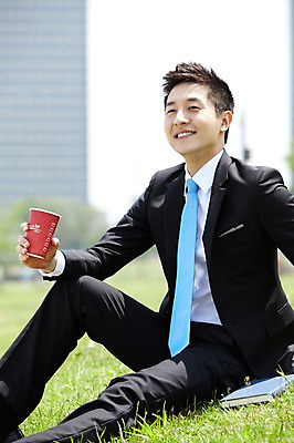 포토 JPG 주간 직업 라이프스타일 응시 남자 커피 음료 맨라이프 비즈니스 티타임 휴식 한명 미소 웃음 들기 사람 앉기 동양인 정장 빌딩 잔디 20대 성인 야외 옆모습 아웃포커스 책 비즈니스라이프 한국인 직장인 비즈니스맨 차 상쾌 남자만 남자한명만 성인남자만 청년만 청년남자만 청년남자한명만 성인한명만 성인남자한명만 성인만 국내포토 자연요소 식물 1 시선 옷 감정 뷰포인트 컨셉 모션 촬영기법 표정 인종 청년 건물 생활 파일형식