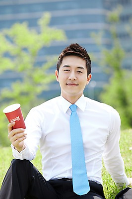 포토 JPG 주간 직업 라이프스타일 남자 커피 음료 맨라이프 비즈니스 티타임 휴식 한명 들기 사람 앉기 동양인 정장 잔디 20대 성인 야외 앞모습 아웃포커스 비즈니스라이프 한국인 직장인 비즈니스맨 차 상쾌 남자만 남자한명만 성인남자만 청년만 청년남자만 청년남자한명만 성인한명만 성인남자한명만 성인만 국내포토 자연요소 식물 1 옷 감정 뷰포인트 컨셉 모션 촬영기법 인종 청년 생활 파일형식