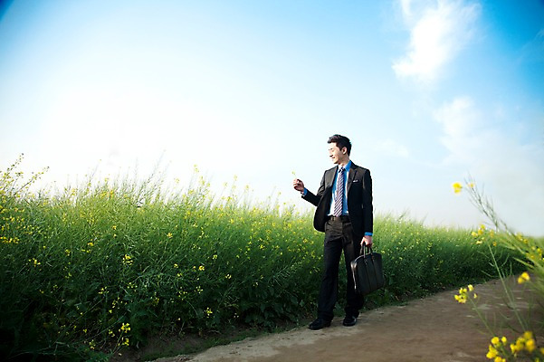 포토 JPG 주간 전신 식물 구름 직업 라이프스타일 남자 꽃 맨라이프 꽃밭 서류가방 가방 비즈니스 하늘 휴식 한명 서기 미소 웃음 들기 사람 동양인 정장 초원 20대 성인 야외 비즈니스라이프 산책 산책로 한국인 직장인 비즈니스맨 유채 상쾌 남자만 남자한명만 성인남자만 청년만 청년남자만 청년남자한명만 성인한명만 성인남자한명만 성인만 국내포토 자연요소 1 잡화 옷 감정 길 컨셉 모션 표정 인종 청년 생활 파일형식