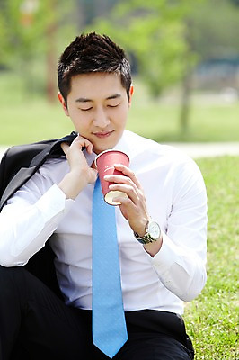 포토 JPG 주간 직업 라이프스타일 남자 커피 음료 맨라이프 비즈니스 티타임 휴식 한명 들기 사람 앉기 동양인 정장 잔디 20대 성인 야외 앞모습 아웃포커스 비즈니스라이프 한국인 직장인 비즈니스맨 차 상쾌 남자만 남자한명만 성인남자만 청년만 청년남자만 청년남자한명만 성인한명만 성인남자한명만 성인만 국내포토 자연요소 식물 1 옷 감정 뷰포인트 컨셉 모션 촬영기법 인종 청년 생활 파일형식