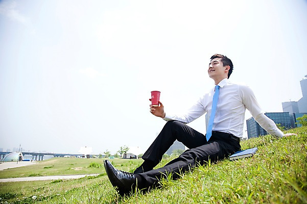 포토 JPG 주간 전신 직업 라이프스타일 응시 공원 남자 커피 음료 맨라이프 비즈니스 티타임 휴식 한명 미소 웃음 들기 사람 앉기 동양인 정장 빌딩 잔디 20대 성인 야외 옆모습 책 비즈니스라이프 한국인 직장인 비즈니스맨 차 한강 상쾌 가교 남자만 남자한명만 성인남자만 청년만 청년남자만 청년남자한명만 성인한명만 성인남자한명만 성인만 국내포토 자연요소 식물 1 건축물 시선 옷 공공시설 감정 뷰포인트 컨셉 모션 서울 표정 인종 청년 건물 생활 랜드마크 파일형식