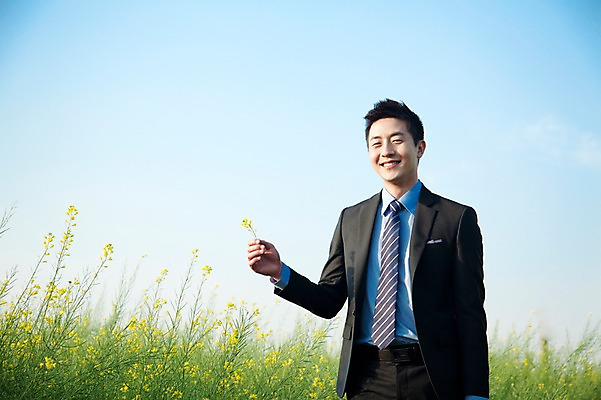 포토 JPG 주간 식물 직업 라이프스타일 남자 꽃 맨라이프 꽃밭 비즈니스 하늘 휴식 한명 서기 미소 웃음 사람 동양인 정장 상반신 20대 성인 야외 앞모습 비즈니스라이프 산책 한국인 직장인 비즈니스맨 유채 상쾌 남자만 남자한명만 성인남자만 청년만 청년남자만 청년남자한명만 성인한명만 성인남자한명만 성인만 국내포토 자연요소 1 옷 감정 뷰포인트 컨셉 모션 표정 인종 청년 생활 파일형식