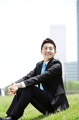 포토 JPG 주간 전신 직업 라이프스타일 응시 남자 맨라이프 비즈니스 휴식 한명 사람 앉기 동양인 정장 빌딩 잔디 20대 성인 야외 옆모습 아웃포커스 비즈니스라이프 한국인 직장인 비즈니스맨 상쾌 남자만 남자한명만 성인남자만 청년만 청년남자만 청년남자한명만 성인한명만 성인남자한명만 성인만 국내포토 자연요소 식물 1 시선 옷 감정 뷰포인트 컨셉 모션 촬영기법 인종 청년 건물 생활 파일형식