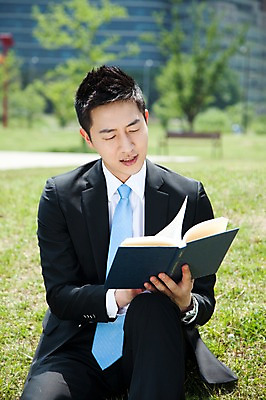 포토 JPG 주간 직업 라이프스타일 응시 공원 남자 맨라이프 비즈니스 휴식 한명 들기 사람 앉기 동양인 빌딩 잔디 20대 성인 야외 앞모습 아웃포커스 책 비즈니스라이프 독서 한국인 직장인 비즈니스맨 상쾌 남자만 남자한명만 성인남자만 청년만 청년남자만 청년남자한명만 성인한명만 성인남자한명만 성인만 국내포토 자연요소 식물 1 시선 공공시설 감정 뷰포인트 컨셉 모션 촬영기법 인종 청년 건물 생활 파일형식