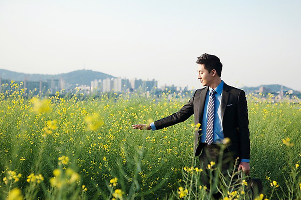 포토 JPG 주간 식물 직업 라이프스타일 남자 꽃 맨라이프 꽃밭 비즈니스 휴식 한명 서기 사람 동양인 정장 빌딩 초원 20대 성인 야외 아웃포커스 비즈니스라이프 산책 한국인 직장인 비즈니스맨 유채 상쾌 남자만 남자한명만 성인남자만 청년만 청년남자만 청년남자한명만 성인한명만 성인남자한명만 성인만 국내포토 자연요소 1 옷 감정 컨셉 모션 촬영기법 인종 청년 건물 생활 파일형식