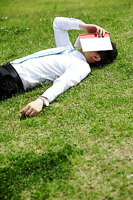포토 JPG 주간 직업 라이프스타일 남자 맨라이프 비즈니스 휴식 한명 사람 동양인 정장 잔디 상반신 20대 성인 야외 옆모습 책 비즈니스라이프 눕기 독서 한국인 잠 직장인 비즈니스맨 상쾌 낮잠 남자만 남자한명만 성인남자만 청년만 청년남자만 청년남자한명만 성인한명만 성인남자한명만 성인만 국내포토 자연요소 식물 1 옷 감정 뷰포인트 컨셉 모션 인종 청년 생활 파일형식