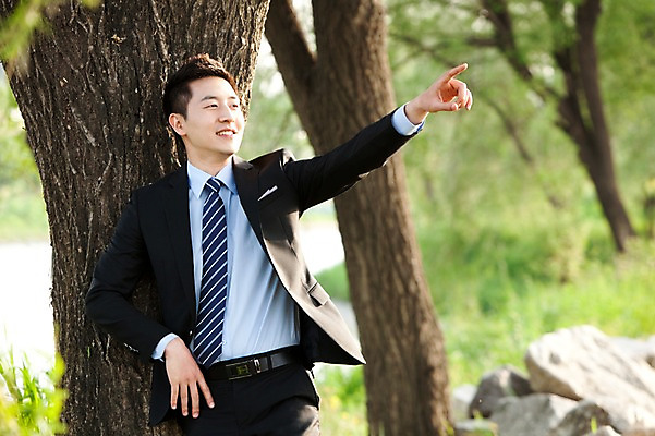 포토 JPG 주간 나무 식물 직업 라이프스타일 응시 남자 맨라이프 비즈니스 휴식 한명 미소 웃음 사람 동양인 정장 손짓 상반신 20대 성인 야외 아웃포커스 비즈니스라이프 산책 한국인 가리킴 직장인 비즈니스맨 상쾌 남자만 남자한명만 성인남자만 청년만 청년남자만 청년남자한명만 성인한명만 성인남자한명만 성인만 국내포토 자연요소 1 시선 옷 감정 컨셉 모션 촬영기법 표정 인종 청년 생활 파일형식