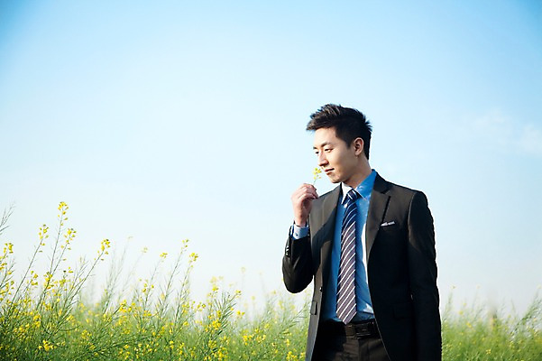 포토 JPG 주간 식물 직업 라이프스타일 남자 꽃 맨라이프 꽃밭 비즈니스 하늘 휴식 한명 사람 동양인 정장 상반신 20대 성인 야외 비즈니스라이프 산책 한국인 직장인 비즈니스맨 유채 상쾌 향기 냄새 남자만 남자한명만 성인남자만 청년만 청년남자만 청년남자한명만 성인한명만 성인남자한명만 성인만 국내포토 자연요소 1 옷 감정 컨셉 인종 청년 생활 파일형식