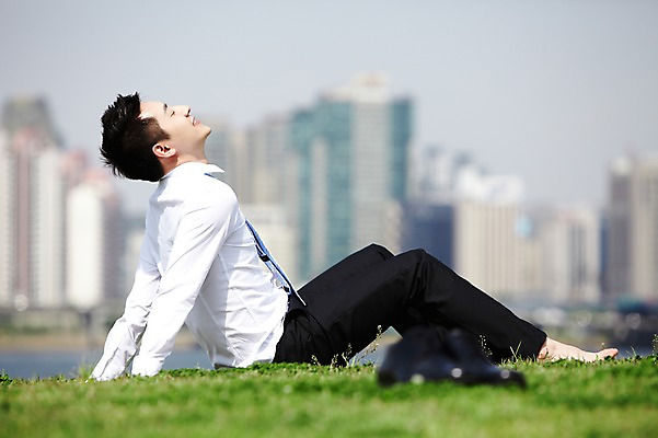 포토 JPG 주간 전신 직업 라이프스타일 남자 맨라이프 신발 비즈니스 맨발 휴식 한명 사람 앉기 동양인 정장 빌딩 잔디 20대 성인 야외 옆모습 아웃포커스 비즈니스라이프 눈감음 한국인 직장인 비즈니스맨 한강 상쾌 남자만 남자한명만 성인남자만 청년만 청년남자만 청년남자한명만 성인한명만 성인남자한명만 성인만 국내포토 자연요소 식물 1 옷 감정 뷰포인트 컨셉 모션 발 서울 촬영기법 인종 청년 건물 생활 랜드마크 파일형식