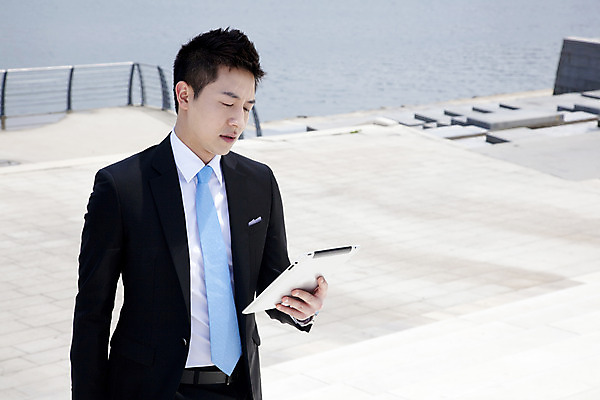 포토 JPG 주간 직업 라이프스타일 응시 남자 맨라이프 비즈니스 한명 들기 사람 동양인 정장 상반신 20대 성인 야외 앞모습 아웃포커스 비즈니스라이프 태블릿 한국인 웹서핑 직장인 비즈니스맨 한강 남자만 남자한명만 성인남자만 청년만 청년남자만 청년남자한명만 성인한명만 성인남자한명만 성인만 국내포토 자연요소 1 시선 옷 뷰포인트 모션 서울 촬영기법 인종 청년 생활 전자제품 스마트기기 랜드마크 파일형식