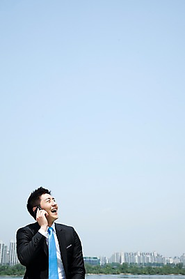 포토 JPG 주간 직업 라이프스타일 응시 남자 맨라이프 비즈니스 하늘 한명 미소 웃음 들기 사람 동양인 정장 상반신 20대 성인 야외 앞모습 비즈니스라이프 스마트폰 한국인 도시 직장인 비즈니스맨 전화기 한강 통화 남자만 남자한명만 성인남자만 청년만 청년남자만 청년남자한명만 성인한명만 성인남자한명만 성인만 국내포토 자연요소 1 시선 옷 뷰포인트 모션 서울 표정 인종 청년 생활 핸드폰 스마트기기 랜드마크 파일형식