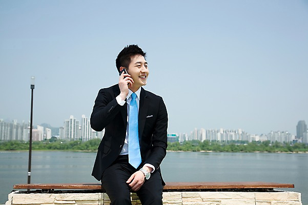포토 JPG 주간 직업 라이프스타일 응시 남자 맨라이프 비즈니스 한명 미소 웃음 들기 사람 앉기 동양인 정장 20대 성인 야외 앞모습 비즈니스라이프 스마트폰 한국인 도시 직장인 비즈니스맨 전화기 한강 통화 남자만 남자한명만 성인남자만 청년만 청년남자만 청년남자한명만 성인한명만 성인남자한명만 성인만 국내포토 자연요소 1 시선 옷 뷰포인트 모션 서울 표정 인종 청년 생활 핸드폰 스마트기기 랜드마크 파일형식