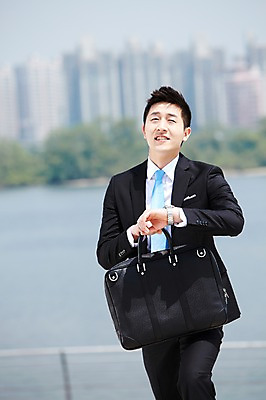포토 JPG 주간 직업 라이프스타일 남자 맨라이프 서류가방 가방 비즈니스 한명 서기 들기 사람 동양인 정장 빌딩 20대 성인 야외 앞모습 아웃포커스 비즈니스라이프 한국인 도시 시간 직장인 비즈니스맨 지각 손목시계 한강 출근 남자만 남자한명만 성인남자만 청년만 청년남자만 청년남자한명만 성인한명만 성인남자한명만 성인만 국내포토 자연요소 1 잡화 옷 뷰포인트 시계 장신구 모션 서울 촬영기법 인종 청년 건물 생활 출퇴근 랜드마크 파일형식