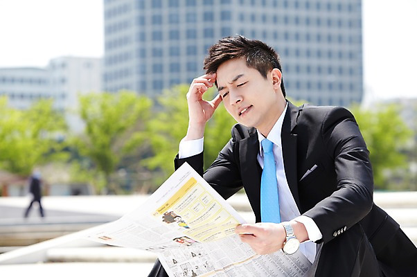 포토 JPG 주간 직업 라이프스타일 응시 남자 맨라이프 비즈니스 한명 들기 사람 앉기 동양인 정장 빌딩 20대 성인 야외 건물 아웃포커스 비즈니스라이프 한국인 직장인 비즈니스맨 신문 뉴스 신문읽기 남자만 남자한명만 성인남자만 청년만 청년남자만 청년남자한명만 성인한명만 성인남자한명만 성인만 국내포토 자연요소 1 건축물 시선 옷 모션 촬영기법 인종 청년 생활 간행물 읽기 파일형식