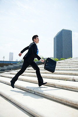 포토 JPG 주간 전신 직업 라이프스타일 남자 맨라이프 서류가방 가방 비즈니스 한명 미소 웃음 들기 사람 동양인 정장 빌딩 20대 성인 야외 건물 옆모습 비즈니스라이프 달리기 계단 한국인 도시 직장인 비즈니스맨 지각 출근 바쁨 남자만 남자한명만 성인남자만 청년만 청년남자만 청년남자한명만 성인한명만 성인남자한명만 성인만 국내포토 자연요소 1 건축물 잡화 옷 뷰포인트 모션 표정 인종 청년 생활 출퇴근 파일형식