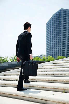 포토 JPG 주간 전신 직업 라이프스타일 남자 맨라이프 서류가방 가방 비즈니스 한명 들기 사람 동양인 정장 빌딩 20대 성인 야외 건물 옆모습 비즈니스라이프 걷기 계단 한국인 도시 직장인 비즈니스맨 출근 남자만 남자한명만 성인남자만 청년만 청년남자만 청년남자한명만 성인한명만 성인남자한명만 성인만 국내포토 자연요소 1 건축물 잡화 옷 뷰포인트 모션 인종 청년 생활 출퇴근 파일형식
