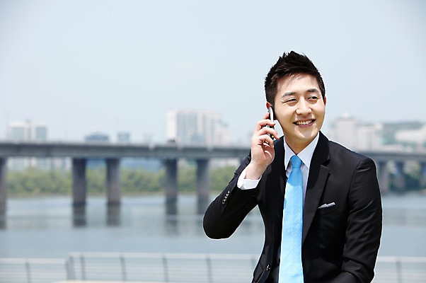 포토 JPG 주간 직업 라이프스타일 응시 남자 맨라이프 비즈니스 한명 미소 웃음 들기 사람 동양인 정장 상반신 20대 성인 야외 앞모습 아웃포커스 비즈니스라이프 스마트폰 한국인 도시 직장인 비즈니스맨 전화기 한강 통화 가교 남자만 남자한명만 성인남자만 청년만 청년남자만 청년남자한명만 성인한명만 성인남자한명만 성인만 국내포토 자연요소 1 건축물 시선 옷 뷰포인트 모션 서울 촬영기법 표정 인종 청년 생활 핸드폰 스마트기기 랜드마크 파일형식