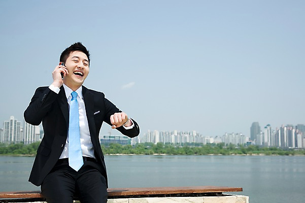 포토 JPG 주간 직업 라이프스타일 남자 맨라이프 비즈니스 한명 미소 웃음 들기 사람 앉기 동양인 정장 20대 성인 야외 앞모습 비즈니스라이프 스마트폰 한국인 도시 시간 직장인 비즈니스맨 전화기 손목시계 한강 통화 남자만 남자한명만 성인남자만 청년만 청년남자만 청년남자한명만 성인한명만 성인남자한명만 성인만 국내포토 자연요소 1 옷 뷰포인트 시계 장신구 모션 서울 표정 인종 청년 생활 핸드폰 스마트기기 랜드마크 파일형식