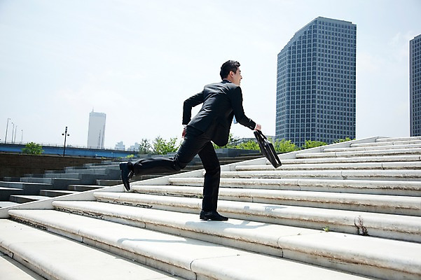 포토 JPG 주간 전신 직업 라이프스타일 남자 맨라이프 서류가방 가방 비즈니스 한명 들기 사람 동양인 정장 빌딩 20대 성인 야외 건물 옆모습 비즈니스라이프 달리기 계단 한국인 도시 직장인 비즈니스맨 지각 출근 바쁨 남자만 남자한명만 성인남자만 청년만 청년남자만 청년남자한명만 성인한명만 성인남자한명만 성인만 국내포토 자연요소 1 건축물 잡화 옷 뷰포인트 모션 인종 청년 생활 출퇴근 파일형식