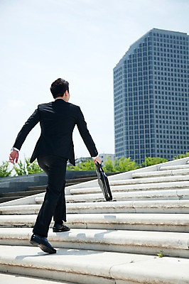 포토 JPG 주간 전신 직업 라이프스타일 남자 맨라이프 서류가방 가방 비즈니스 한명 들기 사람 동양인 정장 빌딩 20대 성인 야외 건물 뒷모습 비즈니스라이프 달리기 계단 한국인 도시 직장인 비즈니스맨 지각 출근 바쁨 남자만 남자한명만 성인남자만 청년만 청년남자만 청년남자한명만 성인한명만 성인남자한명만 성인만 국내포토 자연요소 1 건축물 잡화 옷 뷰포인트 모션 인종 청년 생활 출퇴근 파일형식