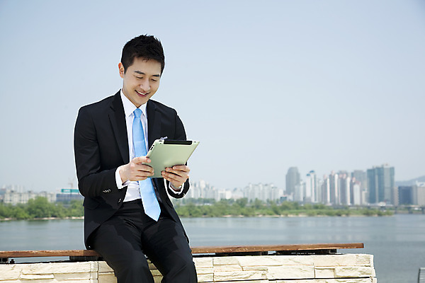 포토 JPG 주간 직업 라이프스타일 응시 남자 맨라이프 비즈니스 한명 미소 웃음 들기 사람 앉기 동양인 정장 빌딩 20대 성인 야외 앞모습 아웃포커스 비즈니스라이프 태블릿 한국인 웹서핑 도시 직장인 비즈니스맨 한강 남자만 남자한명만 성인남자만 청년만 청년남자만 청년남자한명만 성인한명만 성인남자한명만 성인만 국내포토 자연요소 1 시선 옷 뷰포인트 모션 서울 촬영기법 표정 인종 청년 건물 생활 전자제품 스마트기기 랜드마크 파일형식