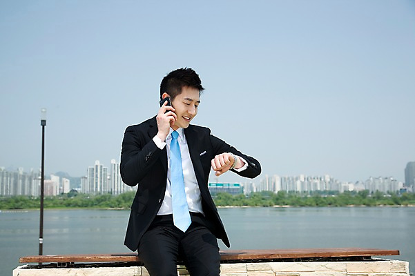 포토 JPG 주간 직업 라이프스타일 응시 남자 맨라이프 비즈니스 한명 미소 웃음 들기 사람 앉기 동양인 정장 20대 성인 야외 앞모습 아웃포커스 비즈니스라이프 스마트폰 한국인 도시 시간 직장인 비즈니스맨 전화기 손목시계 한강 통화 남자만 남자한명만 성인남자만 청년만 청년남자만 청년남자한명만 성인한명만 성인남자한명만 성인만 국내포토 자연요소 1 시선 옷 뷰포인트 시계 장신구 모션 서울 촬영기법 표정 인종 청년 생활 핸드폰 스마트기기 랜드마크 파일형식