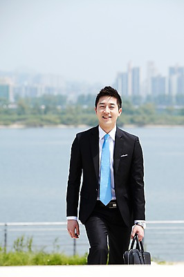포토 JPG 주간 직업 라이프스타일 남자 맨라이프 서류가방 가방 비즈니스 한명 서기 미소 웃음 들기 사람 동양인 정장 20대 성인 야외 앞모습 아웃포커스 비즈니스라이프 한국인 도시 직장인 비즈니스맨 한강 남자만 남자한명만 성인남자만 청년만 청년남자만 청년남자한명만 성인한명만 성인남자한명만 성인만 국내포토 자연요소 1 잡화 옷 뷰포인트 모션 서울 촬영기법 표정 인종 청년 생활 랜드마크 파일형식