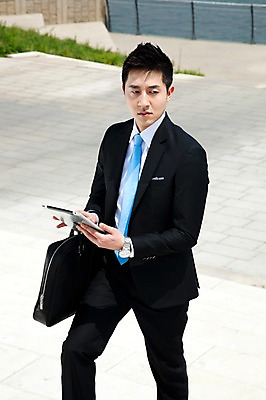 포토 JPG 주간 직업 라이프스타일 응시 남자 맨라이프 서류가방 가방 비즈니스 한명 서기 들기 사람 동양인 정장 20대 성인 야외 비즈니스라이프 태블릿 한국인 웹서핑 직장인 비즈니스맨 남자만 남자한명만 성인남자만 청년만 청년남자만 청년남자한명만 성인한명만 성인남자한명만 성인만 국내포토 자연요소 1 시선 잡화 옷 모션 인종 청년 생활 전자제품 스마트기기 파일형식