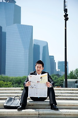포토 JPG 주간 전신 직업 라이프스타일 응시 남자 맨라이프 가로등 서류가방 가방 비즈니스 한명 들기 사람 앉기 동양인 정장 빌딩 20대 성인 야외 건물 앞모습 아웃포커스 비즈니스라이프 계단 한국인 도시 직장인 비즈니스맨 신문 뉴스 신문읽기 남자만 남자한명만 성인남자만 청년만 청년남자만 청년남자한명만 성인한명만 성인남자한명만 성인만 국내포토 자연요소 1 건축물 시선 잡화 옷 공공시설 뷰포인트 모션 촬영기법 인종 청년 생활 간행물 읽기 파일형식